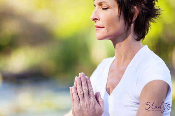 Phụ nữ mãn kinh tuổi 50 nên tập thể dục thường xuyên, ngồi thiền hoặc tập yoga