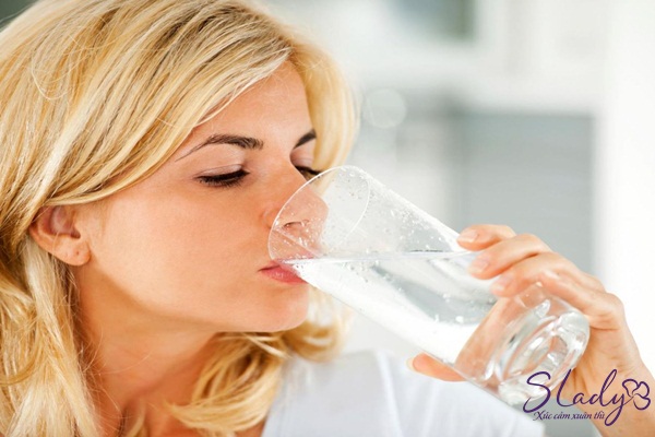 Phụ nữ tiền mãn kinh, mãn kinh nên uống nhiều nước