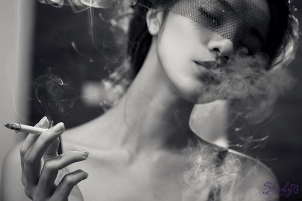 Thói quen hút thuốc lá, uống rượu bia thường xuyên cũng gây mãn kinh ở phụ nữ trẻ