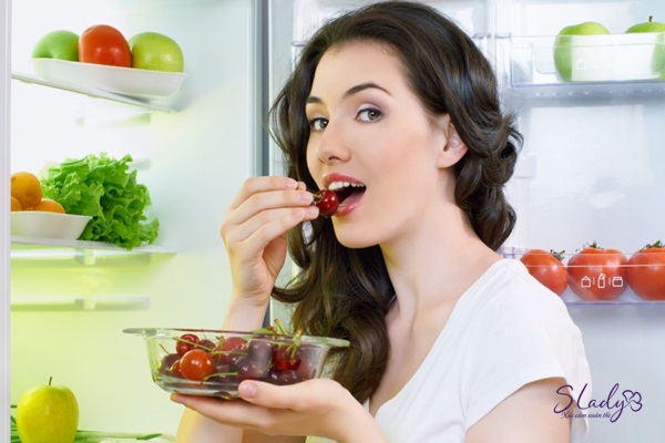 Điều trị mụn mụn do rối loạn nội tiết tố nữ từ bên trong bằng cách ăn uống đủ chất, ăn nhiều hoa quả, rau xanh
