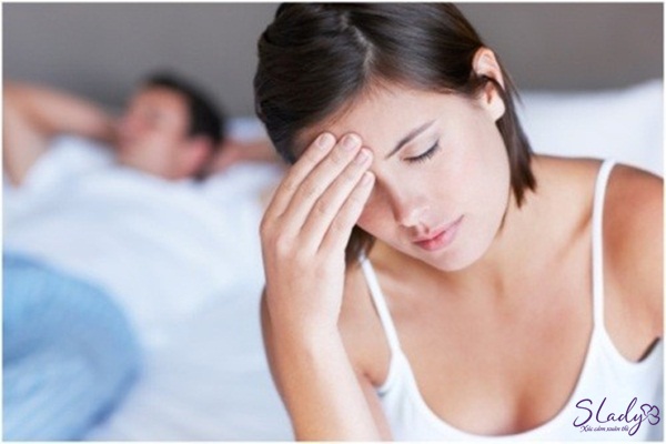 Rối loạn nội tiết tố ở phụ nữ do suy giảm estrogen gây suy giảm ham muốn tình dục