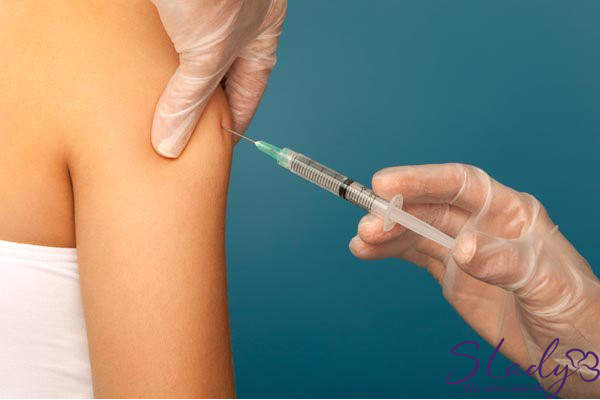 Chọn cách phòng bệnh phụ khoa ở nữ bằng tiêm vaccin hay ăn uống?