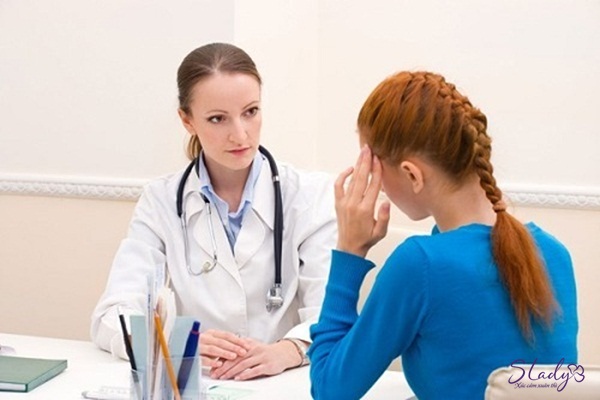 Phụ nữ bị viêm âm đạo sau khi đặt vòng nên đi khám bác sĩ trong thời gian sớm nhất có thể 