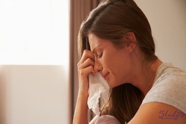 Phụ nữ khóc nhiều sau khi sinh vì rất nhiều lý do: sự thay đổi nội tiết tố, căng thẳng, mệt mỏi..