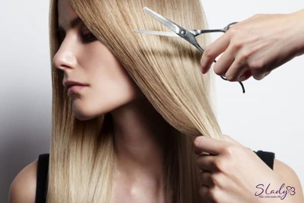 Sau khi sinh bao lâu thì được cắt tóc còn tùy vào mức độ hồi phục sức khỏe của từng sản phụ