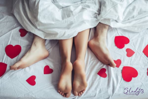 Quan hệ tình dục không an toàn cũng gây viêm, ngứa vùng kín sau khi sinh