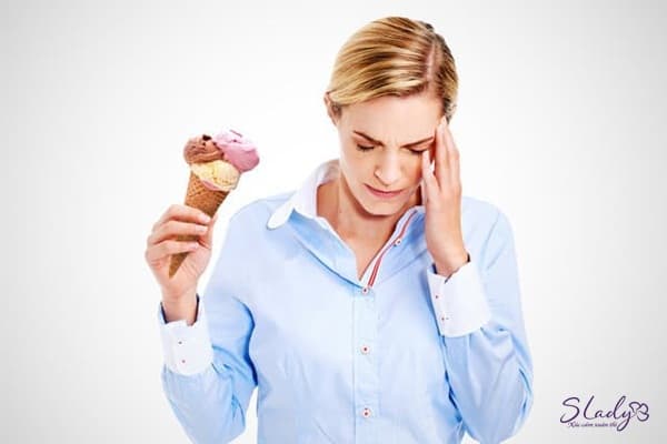Phụ nữ sau khi sinh ăn kem cũng có thể dẫn đến 1 số vấn đề như: đau đầu, choáng váng, mệt mỏi 