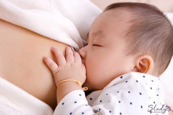 Tích cực cho con bú giúp đẩy nhanh sản dịch sau khi sinh thường và sinh mổ