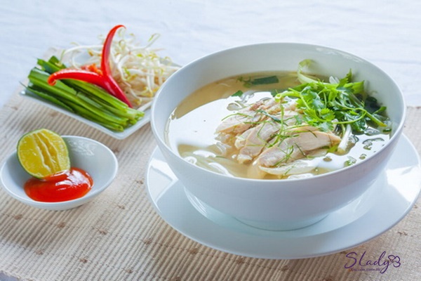 Sau khi sinh nên ăn phở bò hoặc phở gà