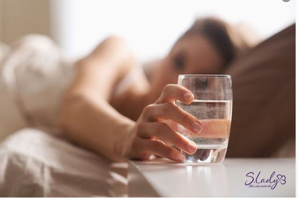 Đừng quên uống nước khi bị suy giảm nội tiết tố nữ