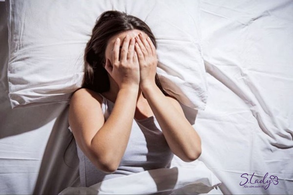 Suy giảm nội tiết tố nữ chính là một trong những nguyên nhân gây ra mất ngủ