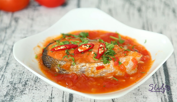 Cá hồi sốt cà chua ngon lại tốt cho nội tiết tố nữ